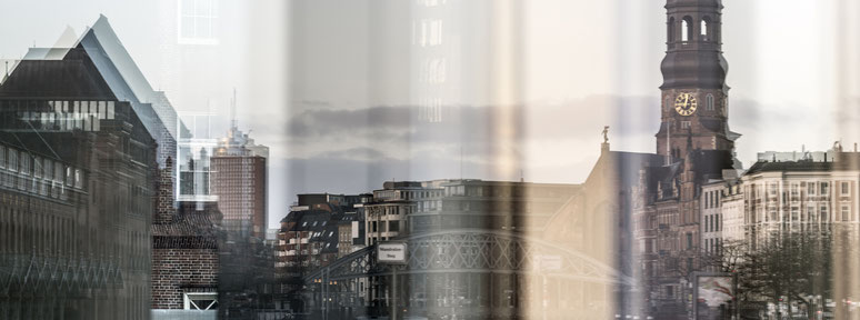 Spiegelung des Zollhafens, der Speicherstadt und der Katharinenkirche in Hamburg als Farbphoto im Panorama-Format 
