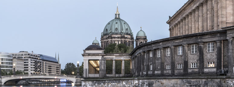 Abendaufnahme des Berliner Doms an der  Spree in  Berlin als Farbfotografie im Panorama-Format