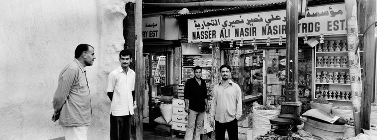 Vier Männer in Souk von Dubai als Panorama-Photographie