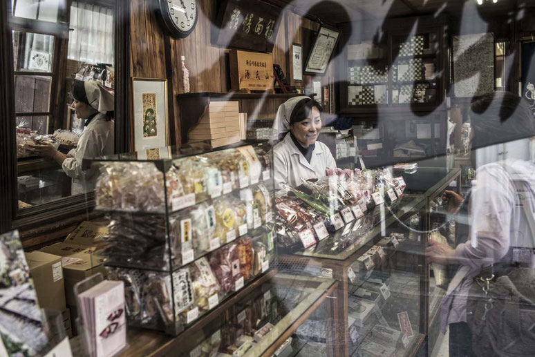 Frau bedient im Laden in Kamakura, Japan als Farbphoto