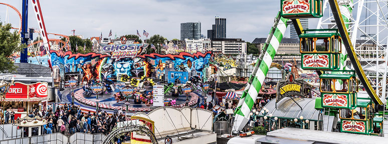 Düsseldorfer Rheinkirmes Düsseldorf III 2019 als Farbphoto im Panorama-Format. 