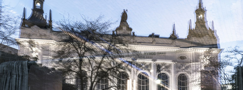 Spiegelung des Theater des Westens in Berlin als Farbfotografie im Panorama-Format