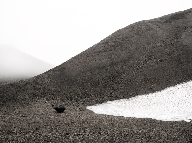 Landschaftsaufnahme von Vulkanasche und Schneefeld als Farb-Photographie, Island/Iceland