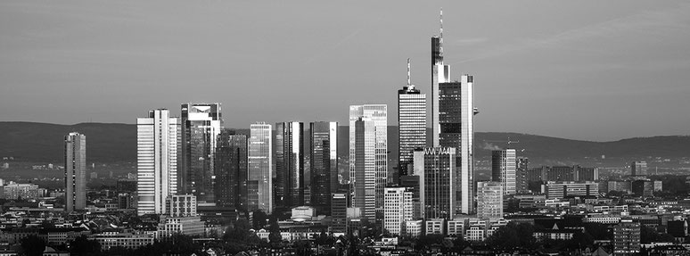 Skyline Frankfurt am Main Schwarzweißphoto im Panorama-Format 