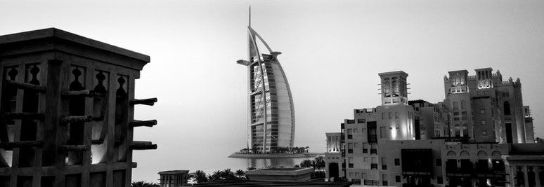 Burj Al Arab in Dubai in der Dämmerung als Panorama-Photographie