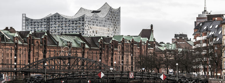 Binnenhafen mit Brooksbrücke und Elbphilharmonie  in Hamburg als Farbphoto im Panorama-Format 