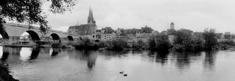 Regensburg Altstadt in schwarz-weiß als Panorama-Photographie