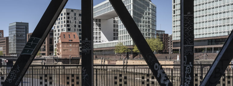 Oberhafenbrücke in Hamburg als Farbphoto im Panorama-Format 