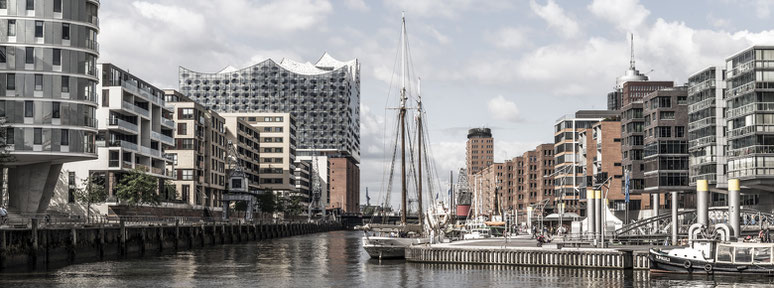 Blick auf die Elbphilharmonie vom Sandtorhafen in Hamburg als Farbphoto im Panorama-Format. 