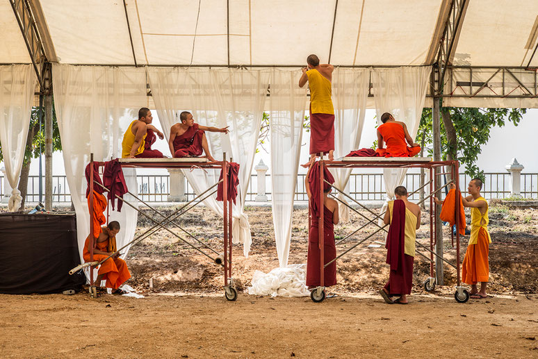 The monks at Phayao in Thailand als Farb-Photographie