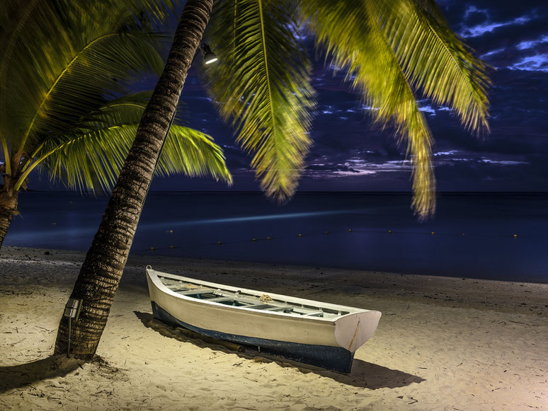 Abendaufnahme Mauritius Strand und Palmen Trou aux Biches als Farb-Photographie