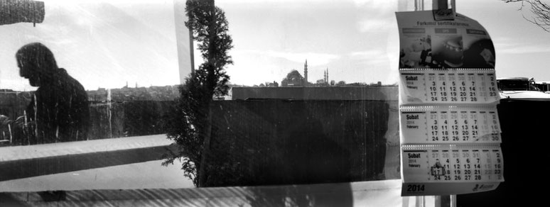 An der Galata Brücke in Istanbul, Türkei als Schwarzweißphoto im Panorama-Format