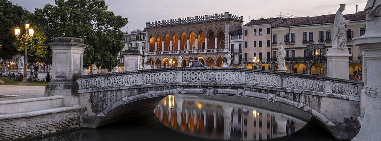 Farbphoto vom Prato della Valle in Padua im Panorama-Format