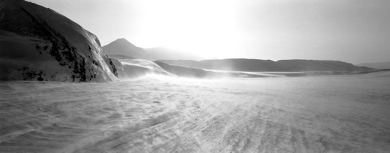 Schneesturm auf Spitzbergen - Svalbard in schwarz-weiß als Panorama-Photographie