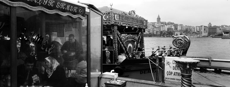 An der Galata Brücke in Istanbul, Türkei als Schwarzweißphoto im Panorama-Format