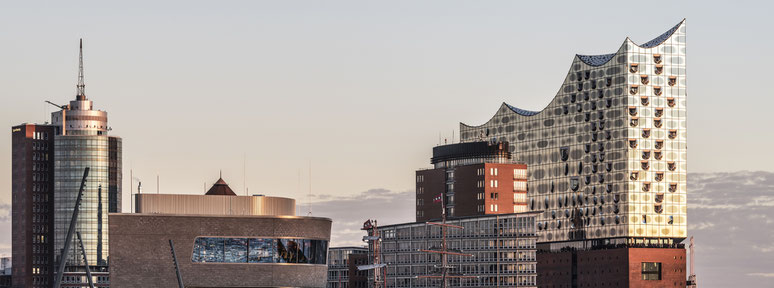 Elbpromenade mit Elbphilharmonie in Hamburg als Farbphoto im Panorama-Format 