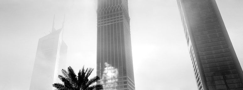 Emirate Towers & The Tower in Dubai im Morgennebel als Panorama-Photographie