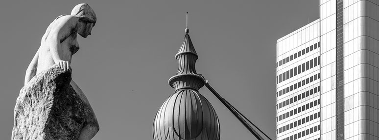 An der Gallusanlage in Frankfurt als Schwarzweißphoto im Panorama-Format 