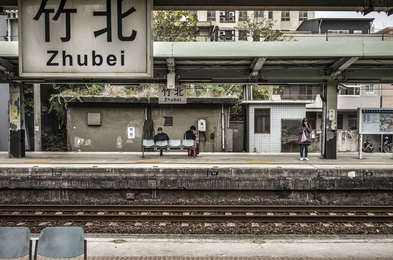 Bahnhof in Zhubei  (Taiwan) als Farb-Photographie