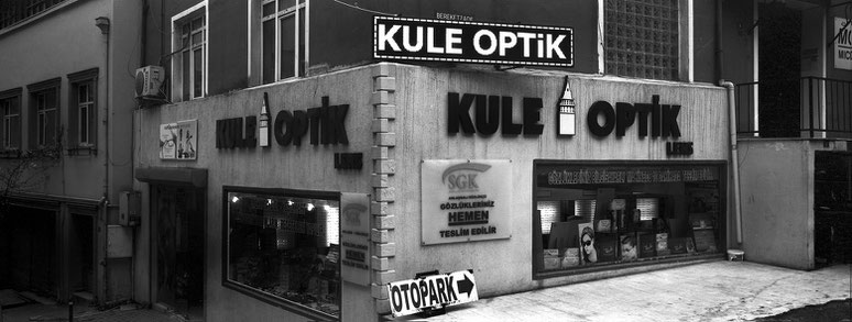 Optikgeschäft "Kule" in Istanbul, Türkei als Schwarzweißphoto im Panorama-Format