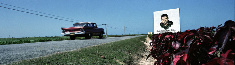 Oldtimer auf der Straße nach Los Colorados in Cuba als Farbphoto im Panorama-Format