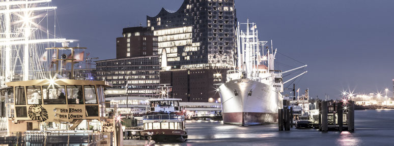 Elbphilharmonie by night mit Elbe und Elbpromenade in Hamburg als Farbphoto im Panorama-Format 