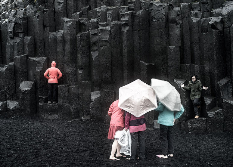 Felsformationen am Strand von Dyrhólaey als Farb-Photographie, Island/Iceland