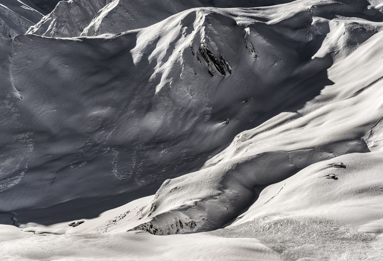 Landschaftsaufnahme der verschneiten Alpen in Samnaun, Schweiz als Farb-Photographie