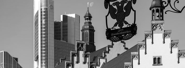 Römerberg  in der Altstadt in Frankfurt als Schwarzweißphoto im Panorama-Format. 