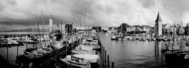 Lindau Hafen in schwarz-weiß als Panorama-Photographie