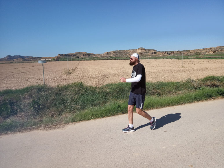 Gabe Abrahams, durante la caminata de 1.000 millas por Aragón. 04/05-2018