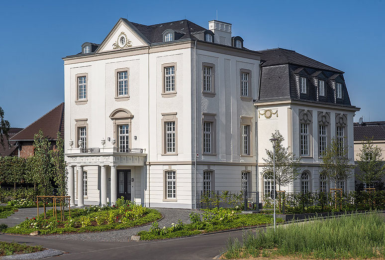 Architekturfotografie Kaisersruh (ehem. Lost-Place Herrenhaus bei Aachen): Blick von Südosten, Foto: Dr. Klaus Schörner, Bauherr: Franko Neumetzler, Architekt: Studio Makarowski, Copyright 2018