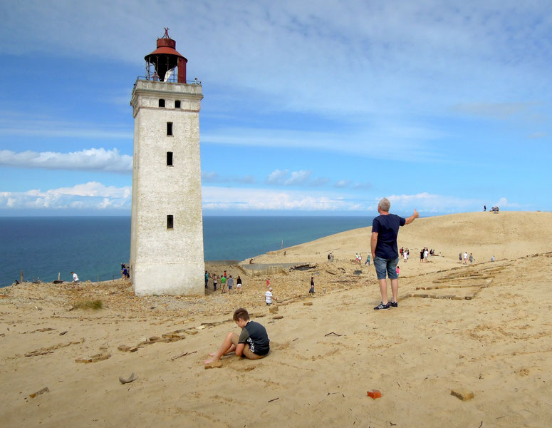 Kurz vor der Abbruchkante und dem Fall in die Nordsee – der Leuchtturm Rubjerg Knude Fyr. Foto: C. Schumann, 2019