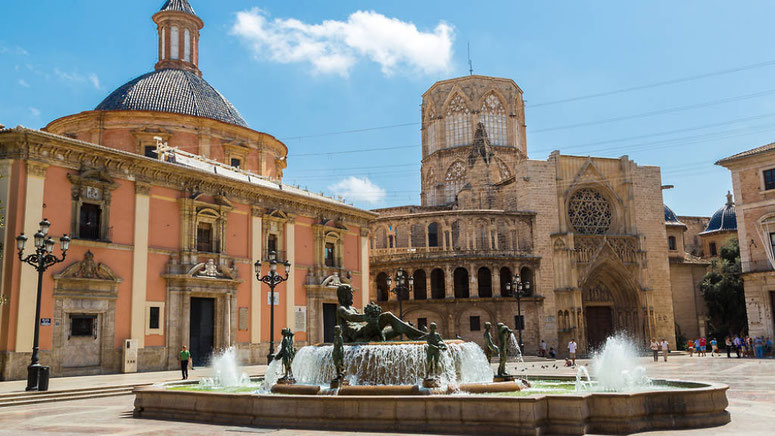 La Basílica de Nuestra Señora de los Desamparados y La Catedral de Valencia en la Plaza de la Virgen.