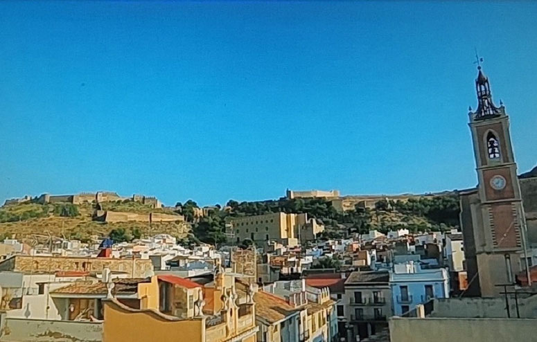 El Castillo de Sagunto visto desde la Ciudad de Sagunto, Valencia.