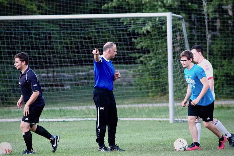 Der Trainer zeigt den Jungs wo's lang geht: Kopf hoch und nach Vorne schauen. Für Trainer Michael Ohr ist die zweite Niederlage in Folge schon fast als Krise zu bezeichnen. Das gab es bisher noch nicht in seiner Amtszeit beim FCE.