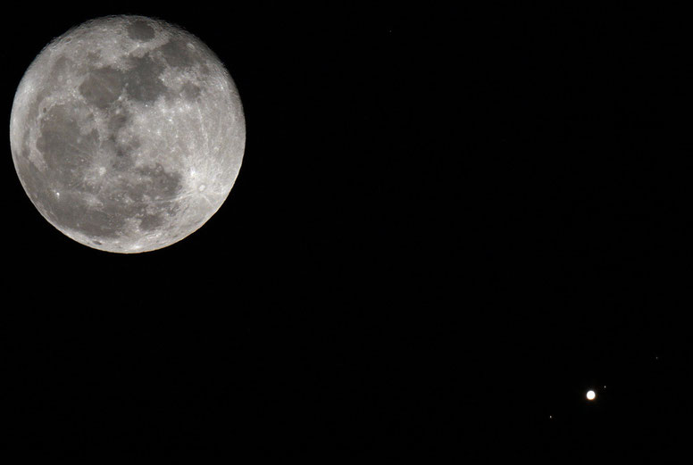 Congiunzione Luna Giove del 09 novembre 2011, sono visibili tre delle quattro lune medicee: Ganimede, Io e Callisto. Europa è occultata dal pianeta