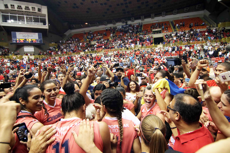 Ante poco mas de 7,000 fanaticos en el Coliseo Roberto Clemente, las Criollas de Caguas celebraron su campeonato #5 de forma seguida en la LVSF / Foto por Heriberto Rosario Rosa