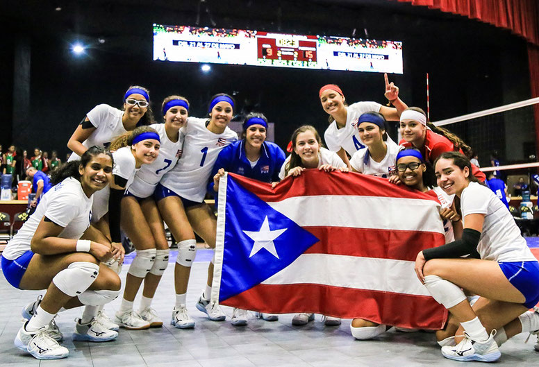 La Escuadra boricua del Sub 18 celebra con la monoestrellada su pase a la Semifinal de la Copa Paamericana al vencer dramáticamente a Cuba/ Foto por Norceca