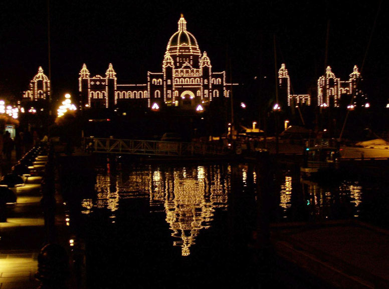 Abends wird das British Columbia Parliament Building in Victoria illuminiert.