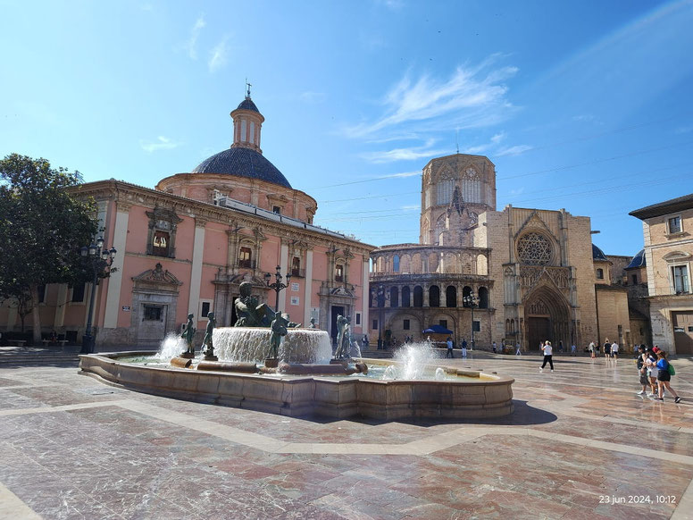bicada en la Plaza de la Virgen de Valencia, la Fuente del Turia (o Monumento al Tribunal de las Aguas) es una obra del escultor Manuel Silvestre Montesinos (Silvestre de Edeta), inaugurada en 1976. 