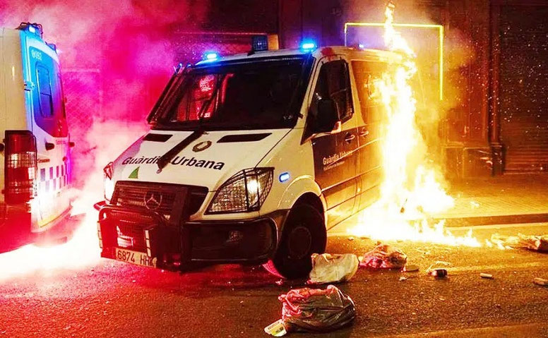Los nacionalistas-separatistas de izquierdas y de derechas, son maestros de la manipulación y la mentira. Imagen de un  furgón de la guardia urbana ardiendo en Barcelona.