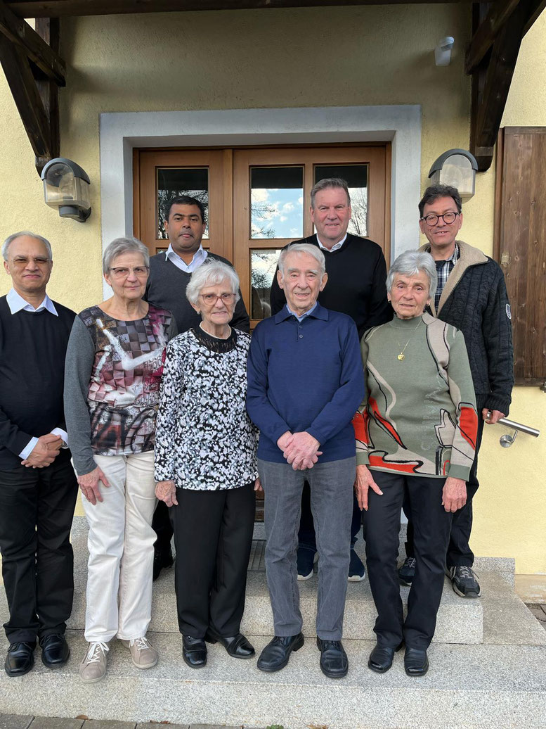 Den Geehrten gratulierten auch Präses Varghese Puthenchira und Vikar Prince Kalarimuryil (von links)  Bild: Siggi Bock