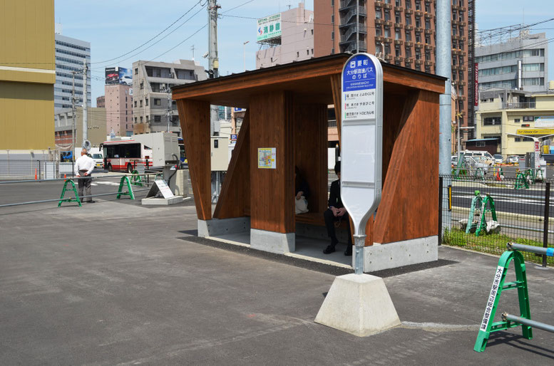 トラブルなく無事に完成しました。後日撮影した写真では立派にバス停として役割を果たしていました。