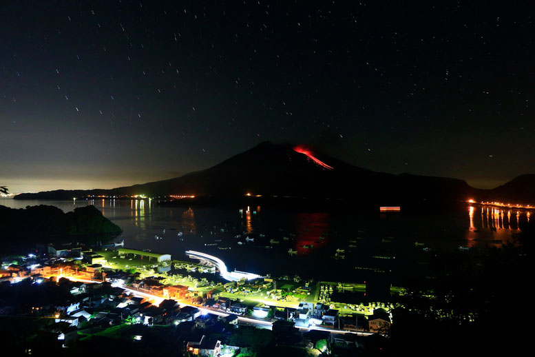 桜島。夜だと小規模噴火でも、溶岩噴出が肉眼で確認できる