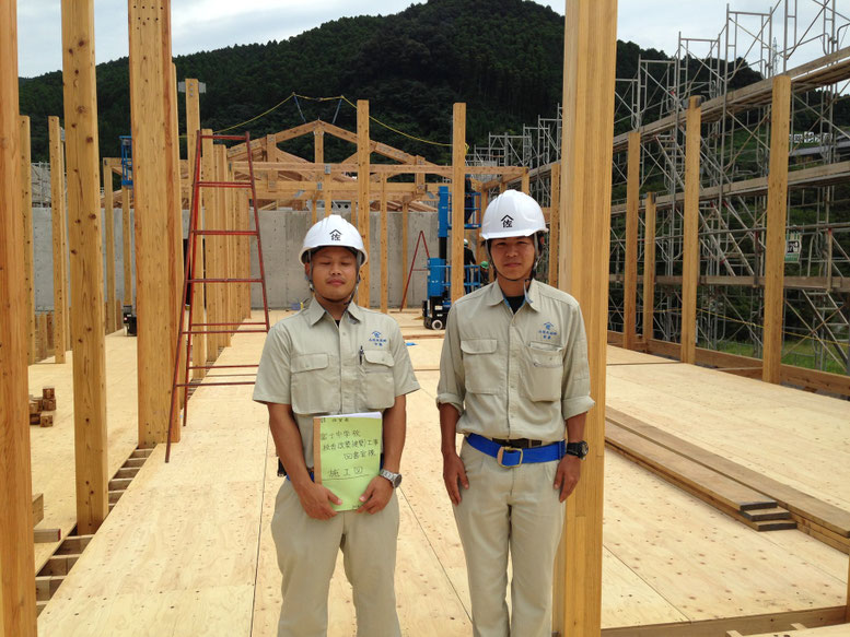工務担当の新人2名 先輩方の指導を受けながら頑張ってます!