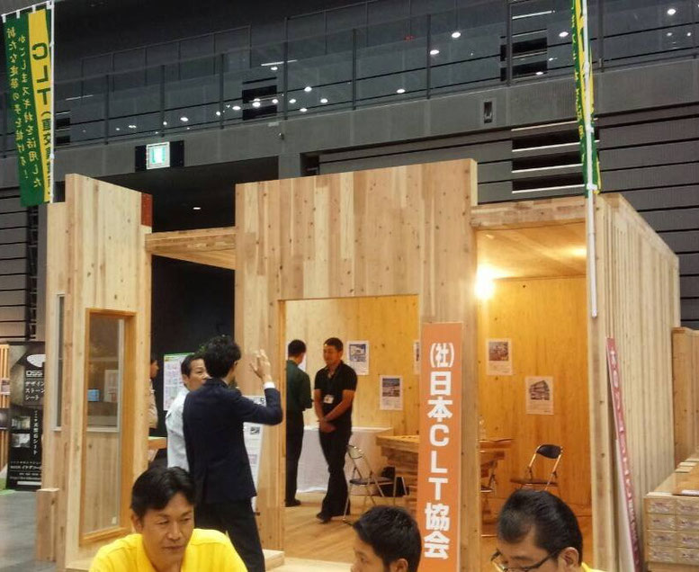 今、注目の的のCLTだけあって、展示ブースは終始賑わっていました