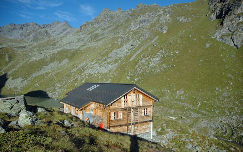 Cabane Louvie 2207 m op een heuvel aan het zuideinde van het Lac de Louvie