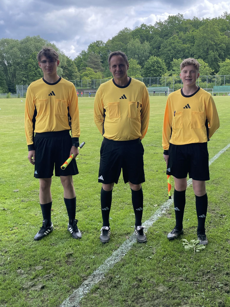 Sehr gute Leistung mit klarer Linie. Schiedsrichter Daniel Kolkmann mit seinen Assistenten Paul Amen und Damien Kolkmann.