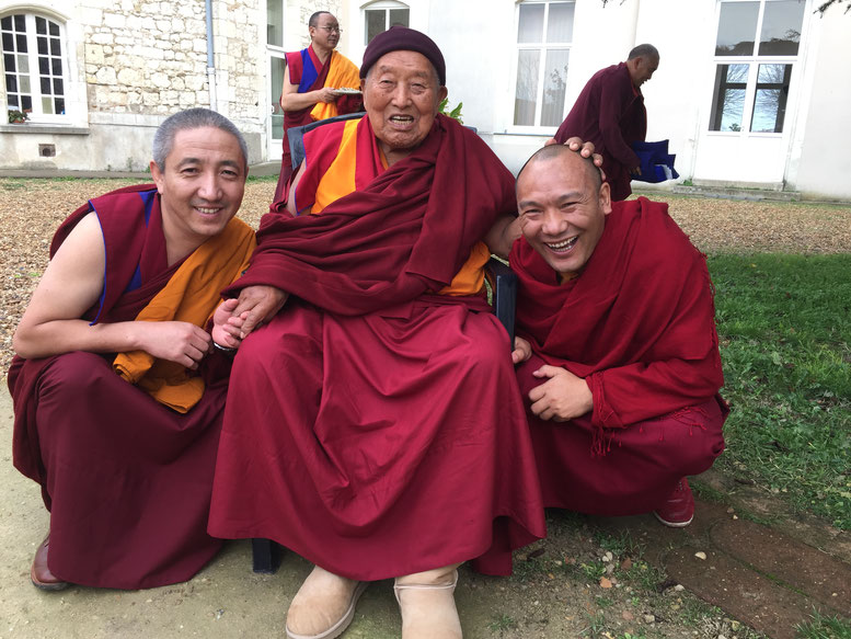 HE Yongdzin Tenzin Namdak Rinpoché avec Géshé Yundrung Tsultrim et Géshé Lhundup à Shenten en 2016